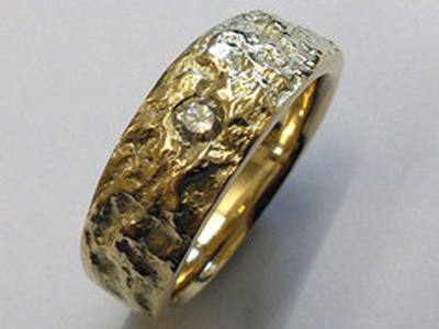 Gelbgold Ring mit Gussstrucktur Oberfläche minimal bearbeitet